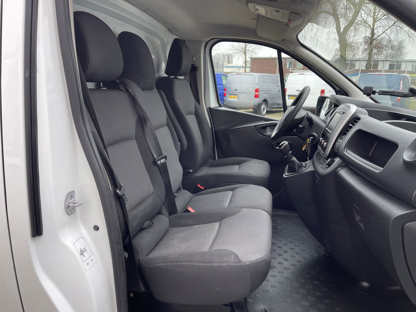 Renault Trafic 2.0 dCi 120pk T29 L2H1 Work Edition / vaste prijs rijklaar € 14.950 ex btw / lease vanaf € 252 / imperial / cruise / airco / navigatie / sidebars / euro 6