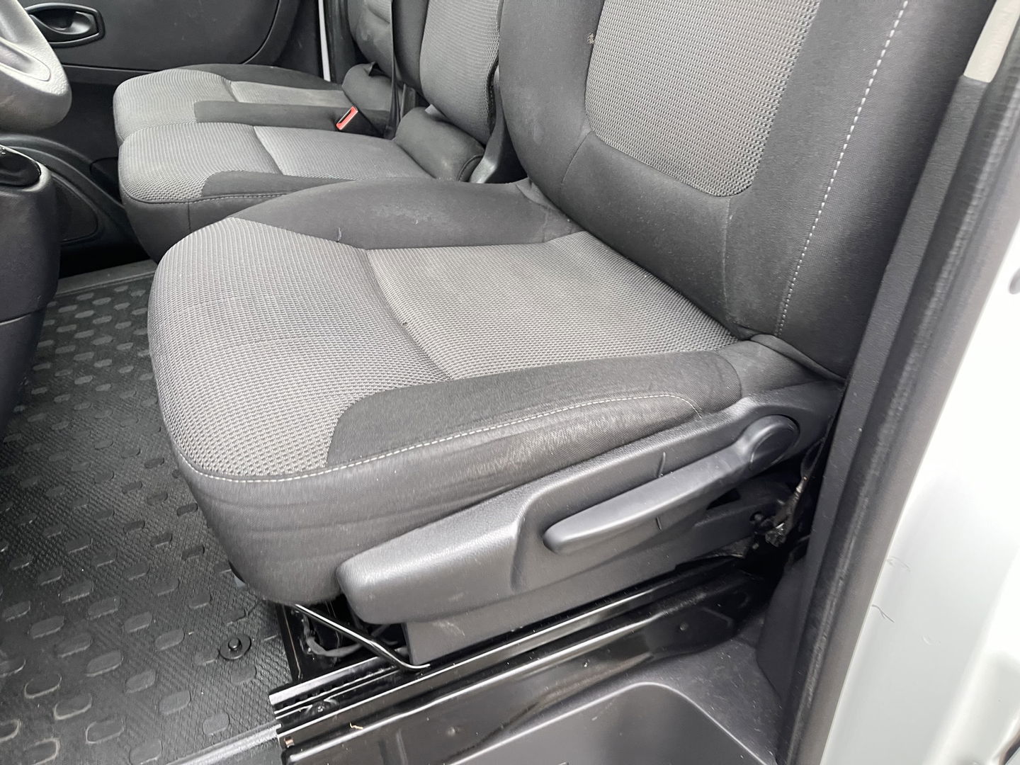 Renault Trafic 2.0 dCi 120pk T29 L2H1 Work Edition / vaste prijs rijklaar € 14.950 ex btw / lease vanaf € 252 / imperial / cruise / airco / navigatie / sidebars / euro 6