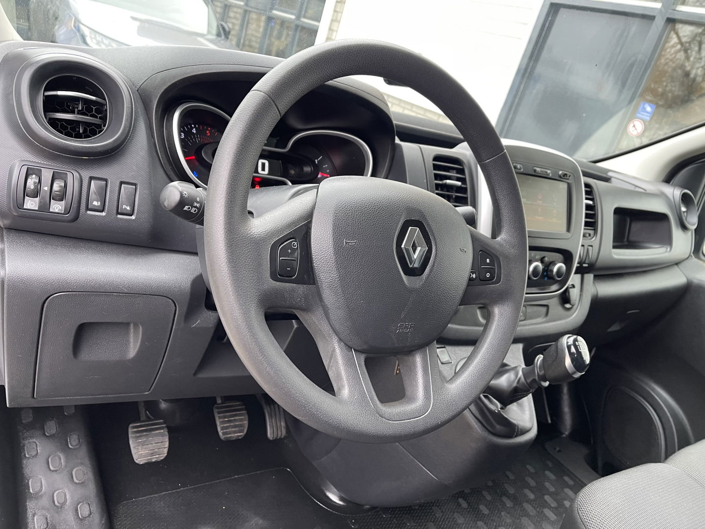 Renault Trafic 2.0 dCi 120pk T29 L2H1 Work Edition / vaste prijs rijklaar € 14.950 ex btw / lease vanaf € 252 / imperial / cruise / airco / navigatie / sidebars / euro 6