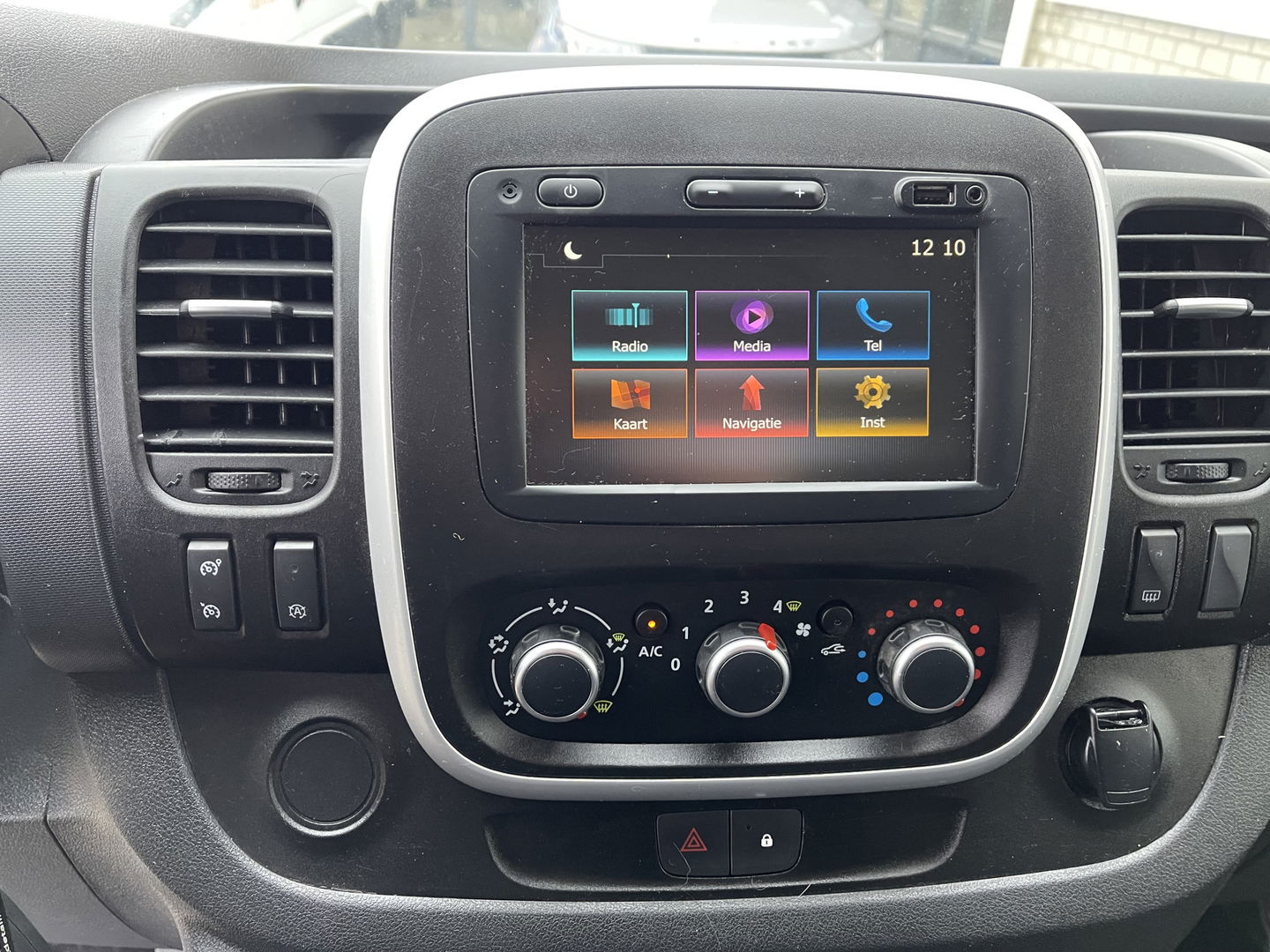 Renault Trafic 2.0 dCi 120pk T29 L2H1 Work Edition / vaste prijs rijklaar € 14.950 ex btw / lease vanaf € 252 / imperial / cruise / airco / navigatie / sidebars / euro 6