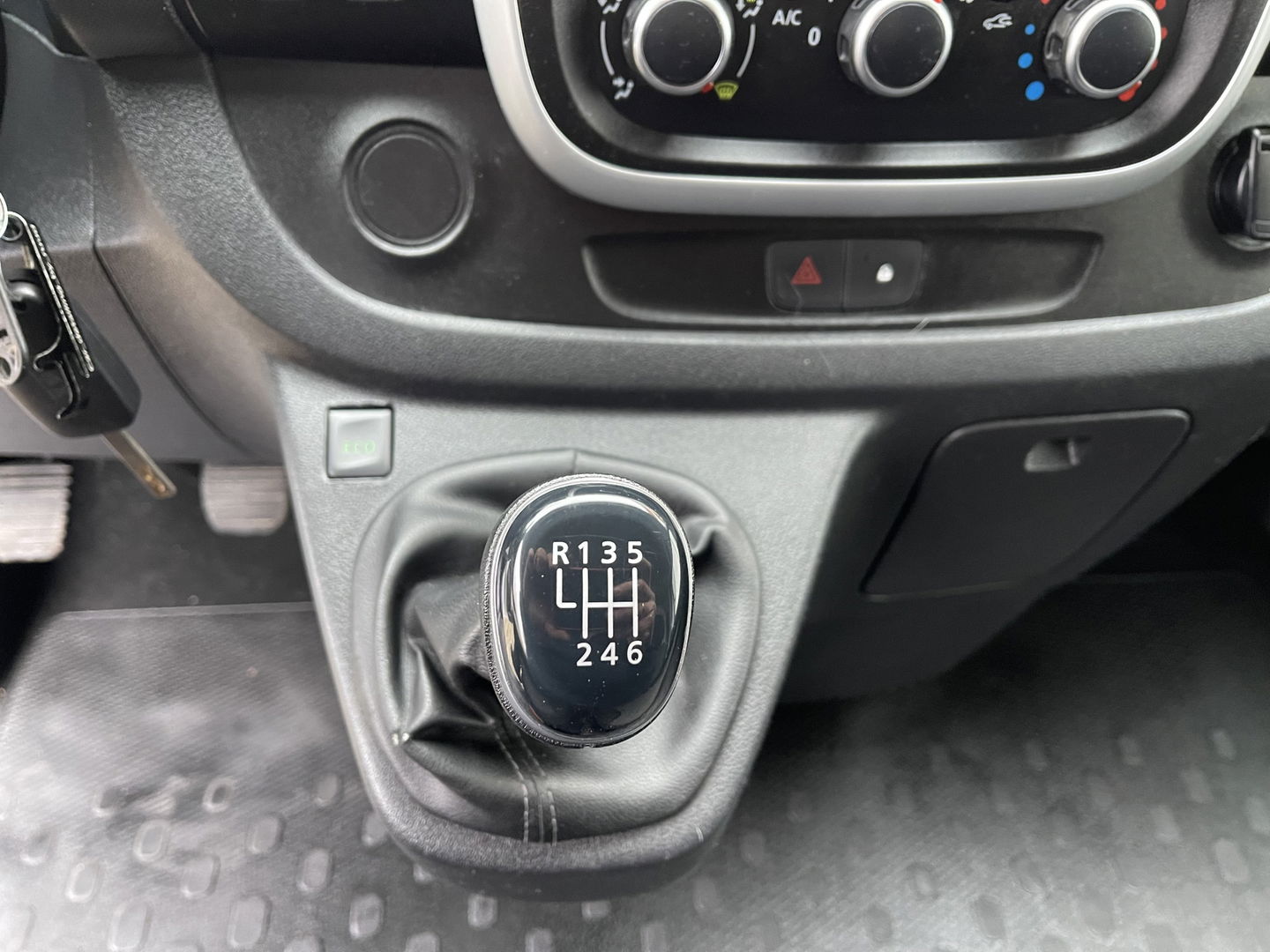 Renault Trafic 2.0 dCi 120pk T29 L2H1 Work Edition / vaste prijs rijklaar € 14.950 ex btw / lease vanaf € 252 / imperial / cruise / airco / navigatie / sidebars / euro 6