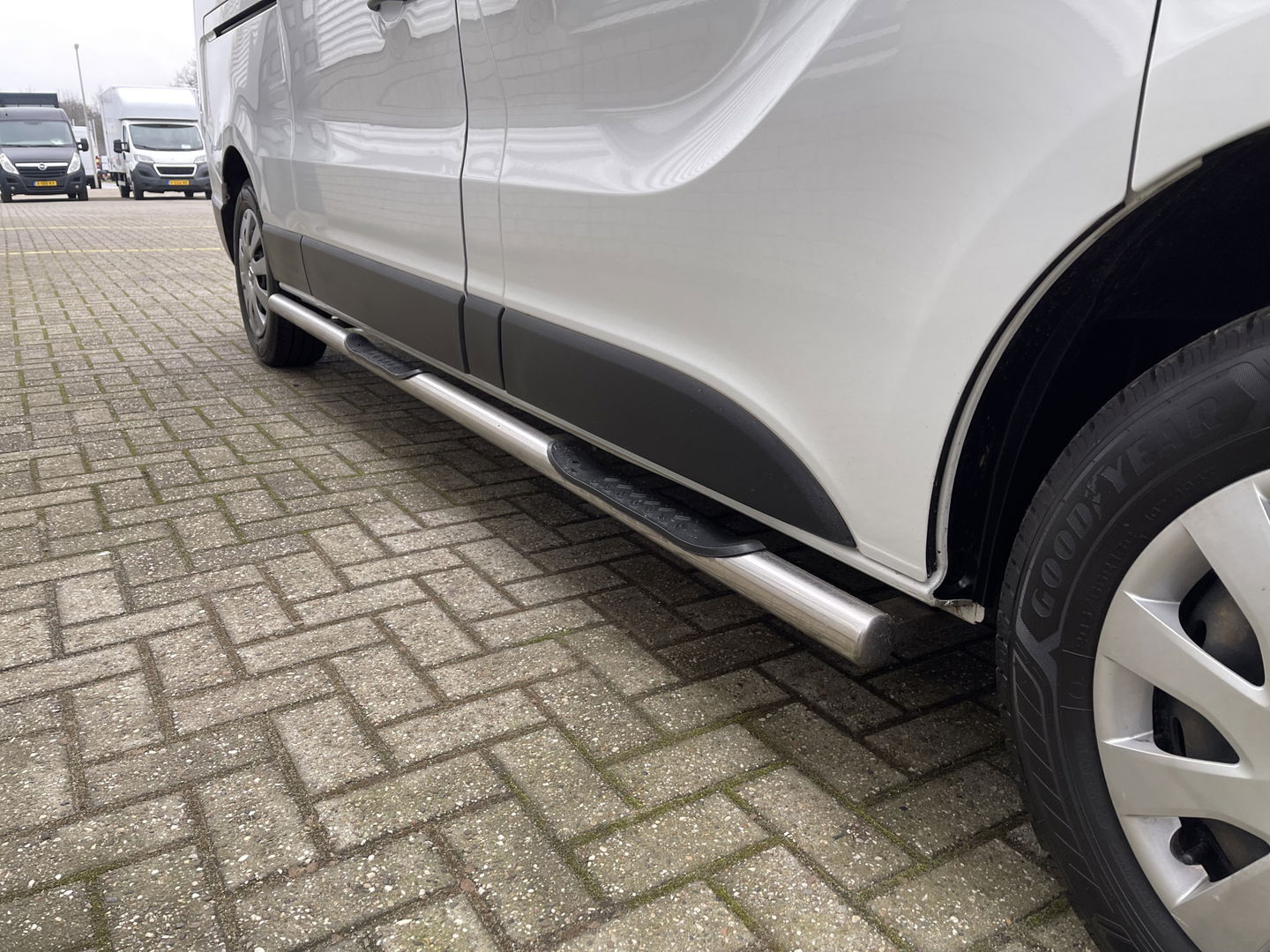 Renault Trafic 2.0 dCi 120pk T29 L2H1 Work Edition / vaste prijs rijklaar € 14.950 ex btw / lease vanaf € 252 / imperial / cruise / airco / navigatie / sidebars / euro 6