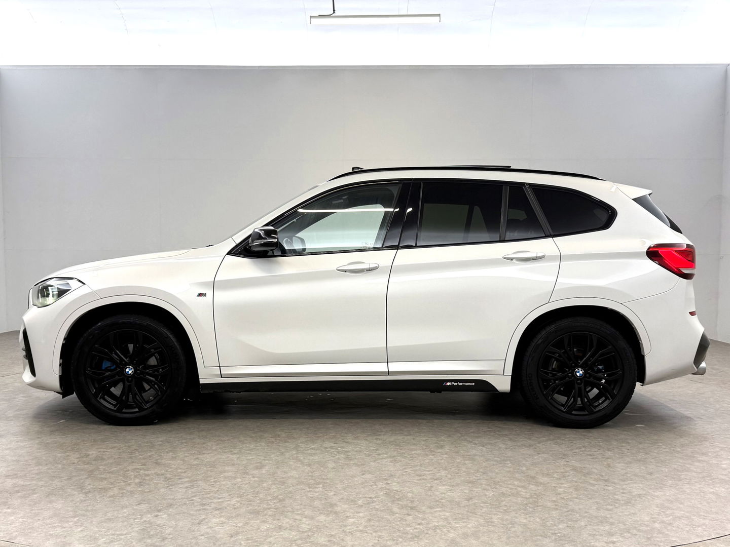 BMW X1 sDrive18i M-Sport | Pano | Camera | Sfeer | Trekh. | Navigatie | Stoelverw. | Cruise