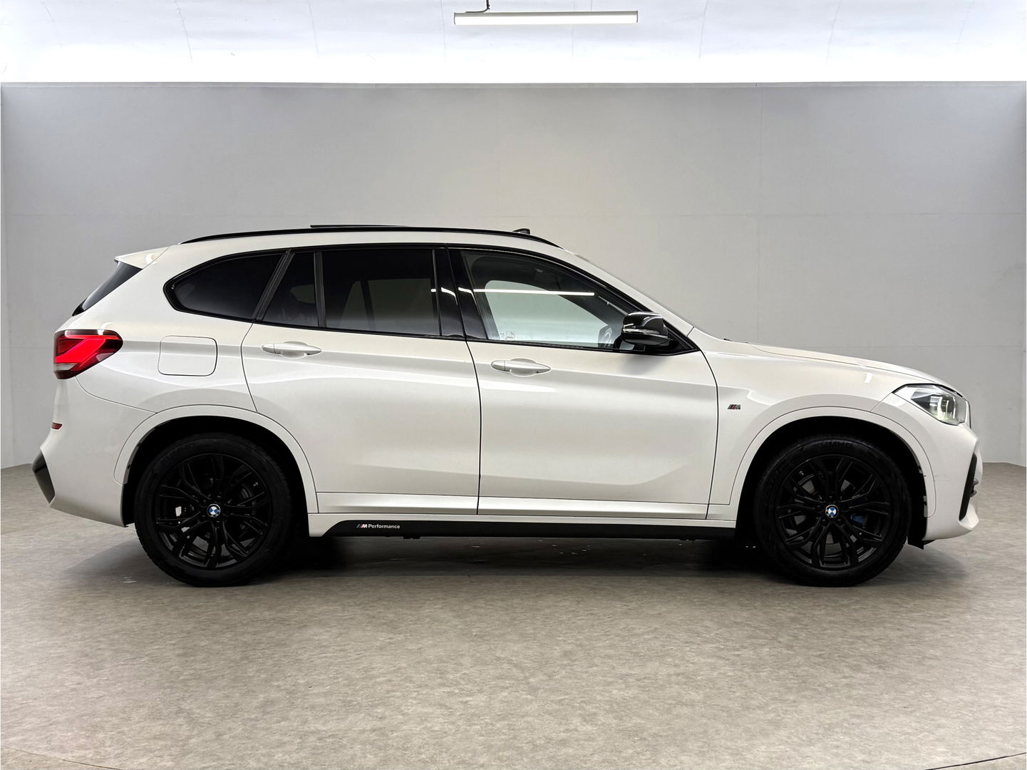 BMW X1 sDrive18i M-Sport | Pano | Camera | Sfeer | Trekh. | Navigatie | Stoelverw. | Cruise