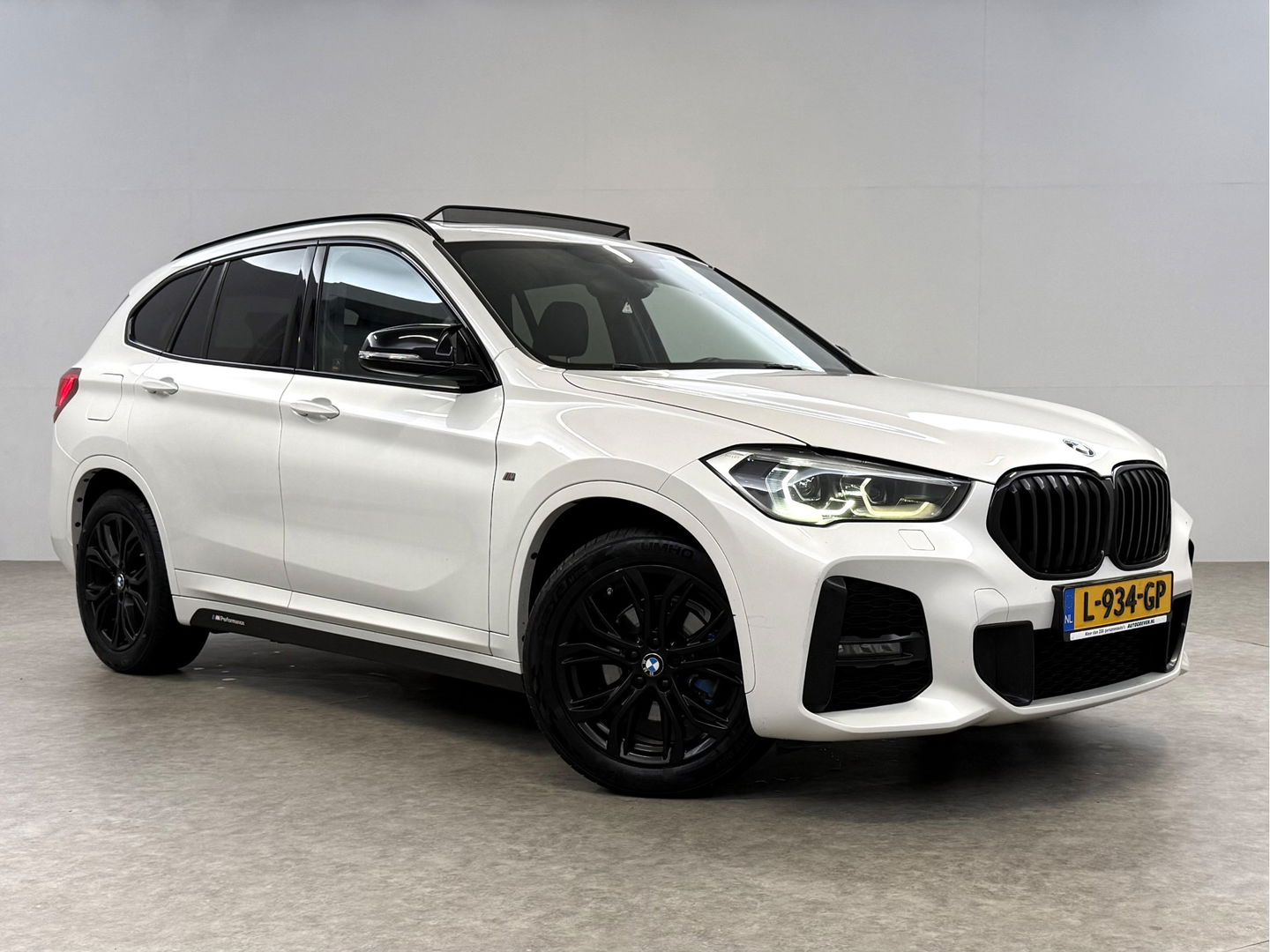 BMW X1 sDrive18i M-Sport | Pano | Camera | Sfeer | Trekh. | Navigatie | Stoelverw. | Cruise