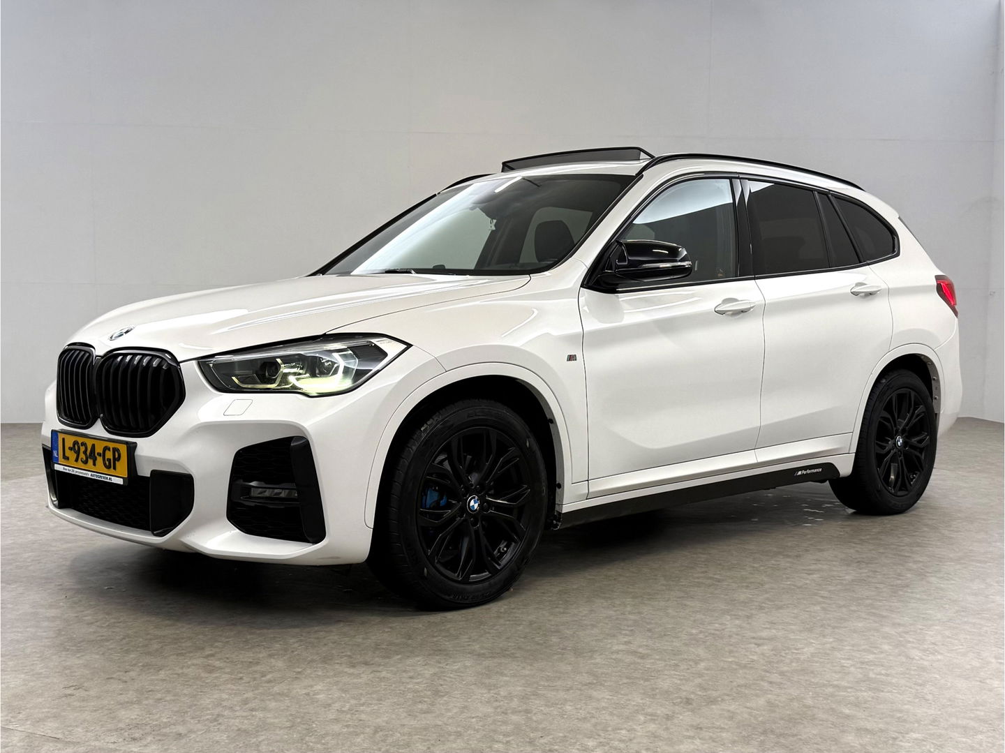 BMW X1 sDrive18i M-Sport | Pano | Camera | Sfeer | Trekh. | Navigatie | Stoelverw. | Cruise