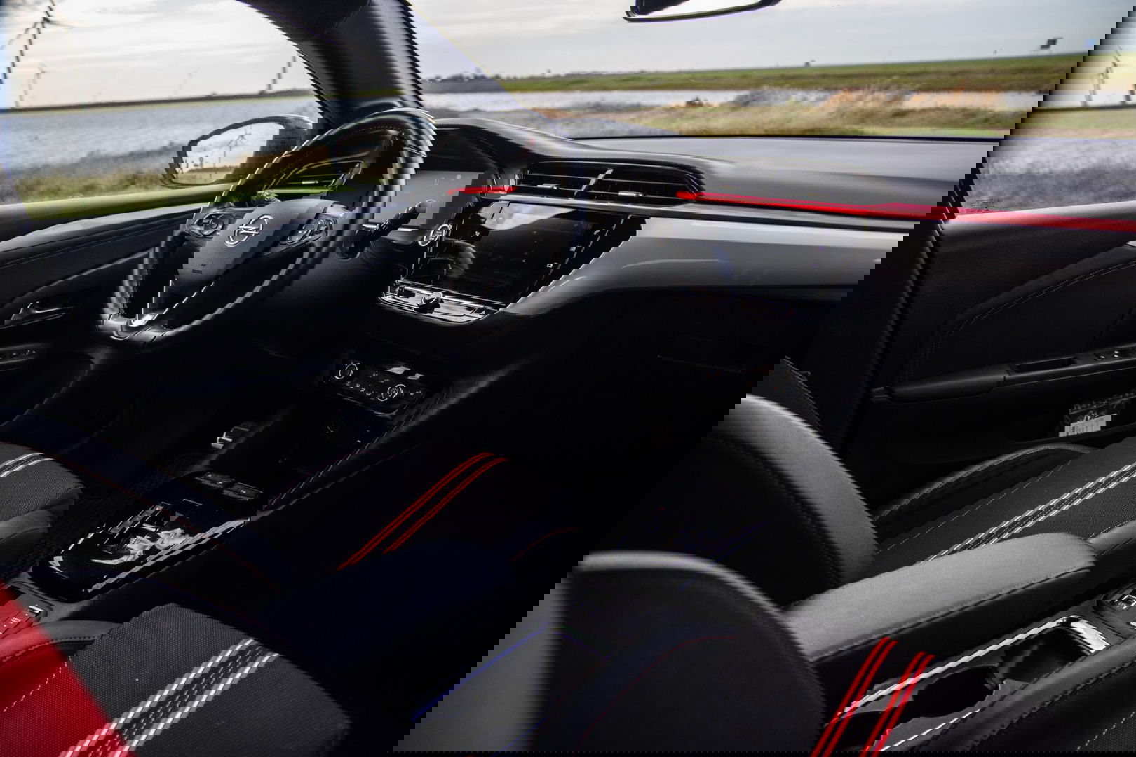 Opel Corsa 1.2 Turbo GS BLACK LINE / APPLE CARPLAY / AUTOMAAT / 360 CAMERA / STOELVERWARMING