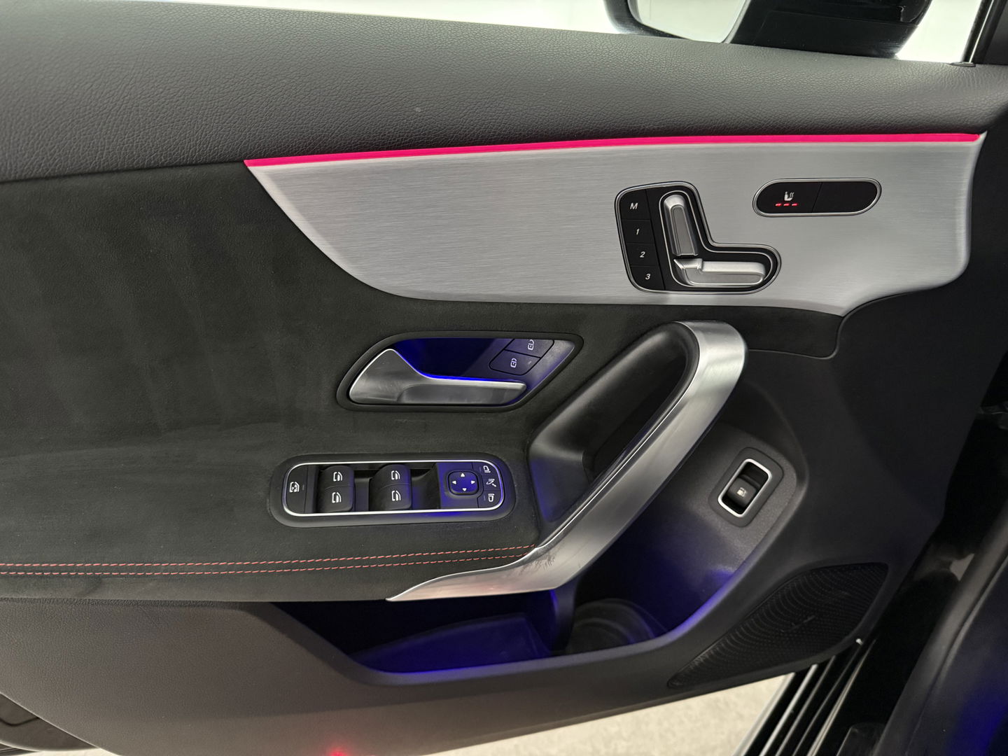 Mercedes-Benz A-Klasse 250 e AMG | SOH 93% | Pano | Sfeerverl. | Memory | Virtual | Camera | Keyless | Trekh. | Carplay