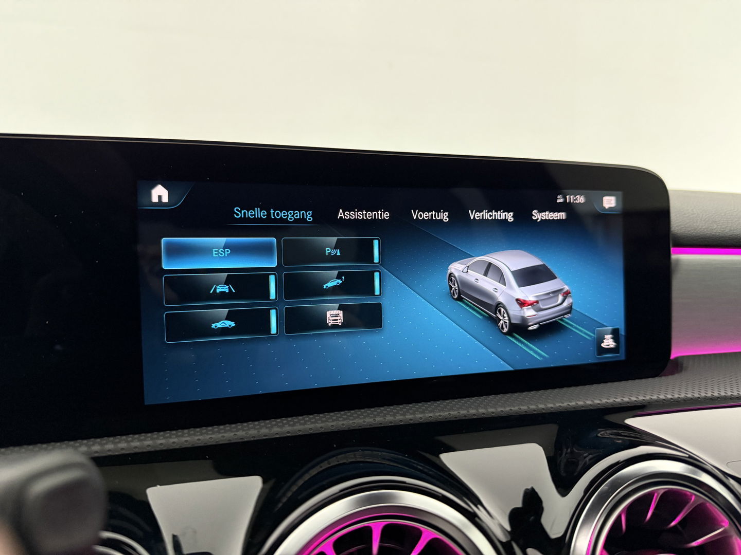 Mercedes-Benz A-Klasse 250 e AMG | SOH 93% | Pano | Sfeerverl. | Memory | Virtual | Camera | Keyless | Trekh. | Carplay