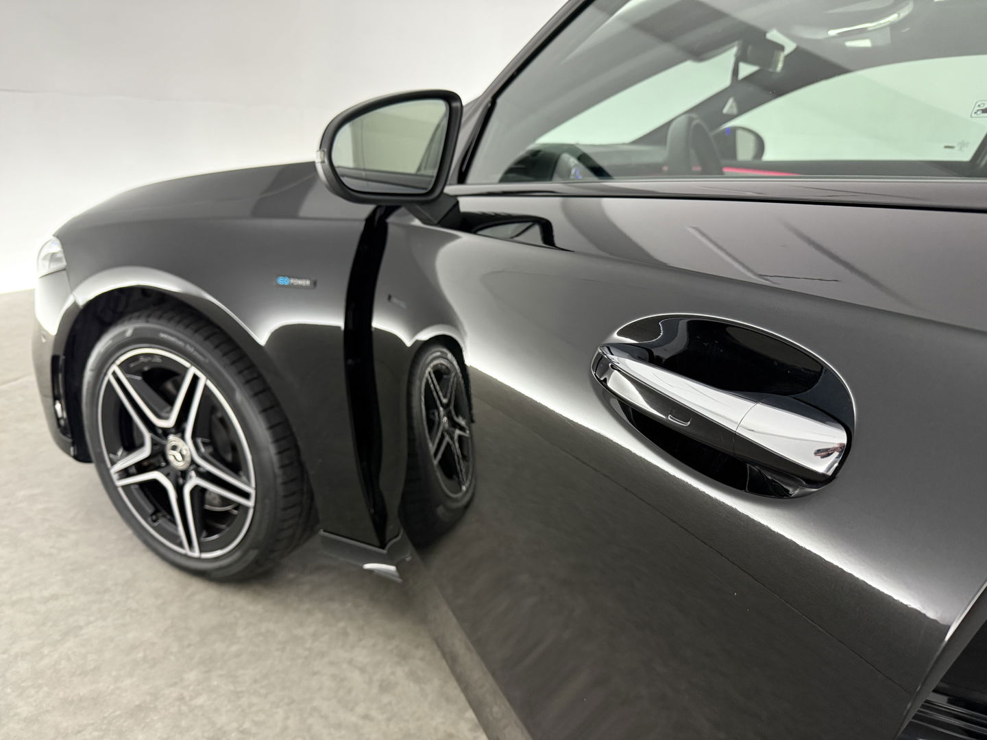 Mercedes-Benz A-Klasse 250 e AMG | SOH 93% | Pano | Sfeerverl. | Memory | Virtual | Camera | Keyless | Trekh. | Carplay