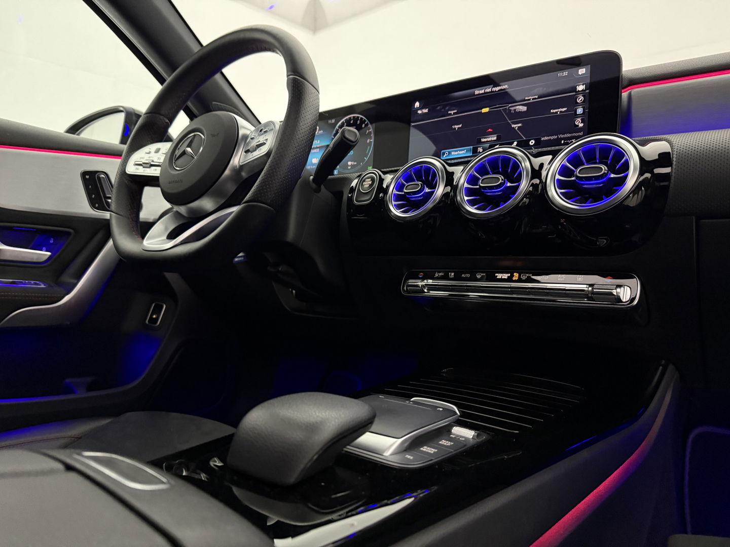 Mercedes-Benz A-Klasse 250 e AMG | SOH 93% | Pano | Sfeerverl. | Memory | Virtual | Camera | Keyless | Trekh. | Carplay