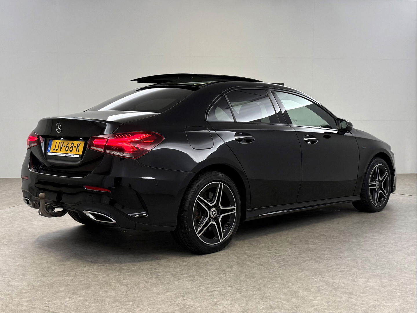 Mercedes-Benz A-Klasse 250 e AMG | SOH 93% | Pano | Sfeerverl. | Memory | Virtual | Camera | Keyless | Trekh. | Carplay