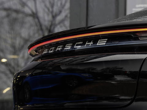 Porsche Taycan Performance 84 kWh 21'' Sport Chrono Panodak Sportstoelen Warmtepomp