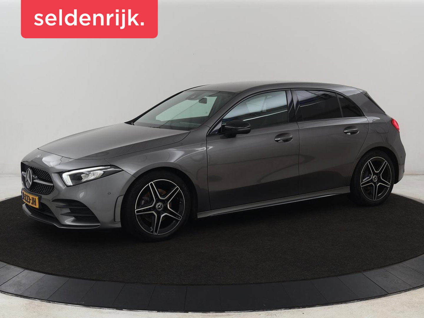 Mercedes-Benz A-Klasse 180 AMG | Stoelverwarming | Leder/Alcantara | Sfeerverlichting | Widescreen | Full LED | Park Assist | Navigatie | Sportstoelen | Climate control | Cruise control