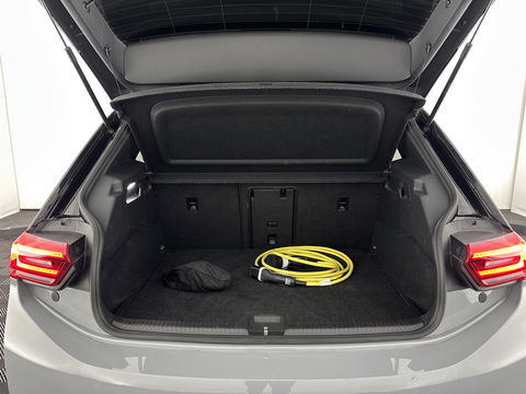 Volkswagen ID.3 First Max 58 kWh [ 3-Fase-11kW ] {SOH-92%} (INCL-BTW) *PANO | HEAD-UP | ADAPTIVE-CRUISE | FULL-LED | BLINDSPOT | CAMERA | KEYLESS | MICROFIBRE | AMBIENTLIGHT | NAVI-FULLMAP | DAB+ | ECC | HEATED-SPORTSEATS | DIGI-COCKPIT | 20"ALU*