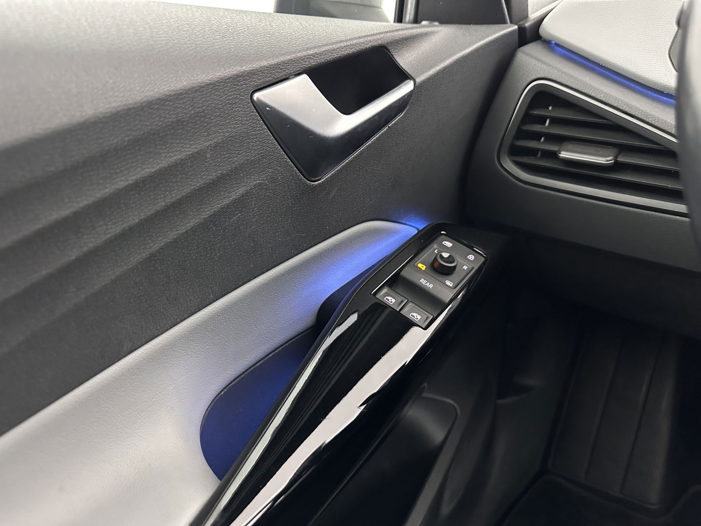 Volkswagen ID.3 First Max 58 kWh [ 3-Fase-11kW ] {SOH-92%} (INCL-BTW) *PANO | HEAD-UP | ADAPTIVE-CRUISE | FULL-LED | BLINDSPOT | CAMERA | KEYLESS | MICROFIBRE | AMBIENTLIGHT | NAVI-FULLMAP | DAB+ | ECC | HEATED-SPORTSEATS | DIGI-COCKPIT | 20"ALU*