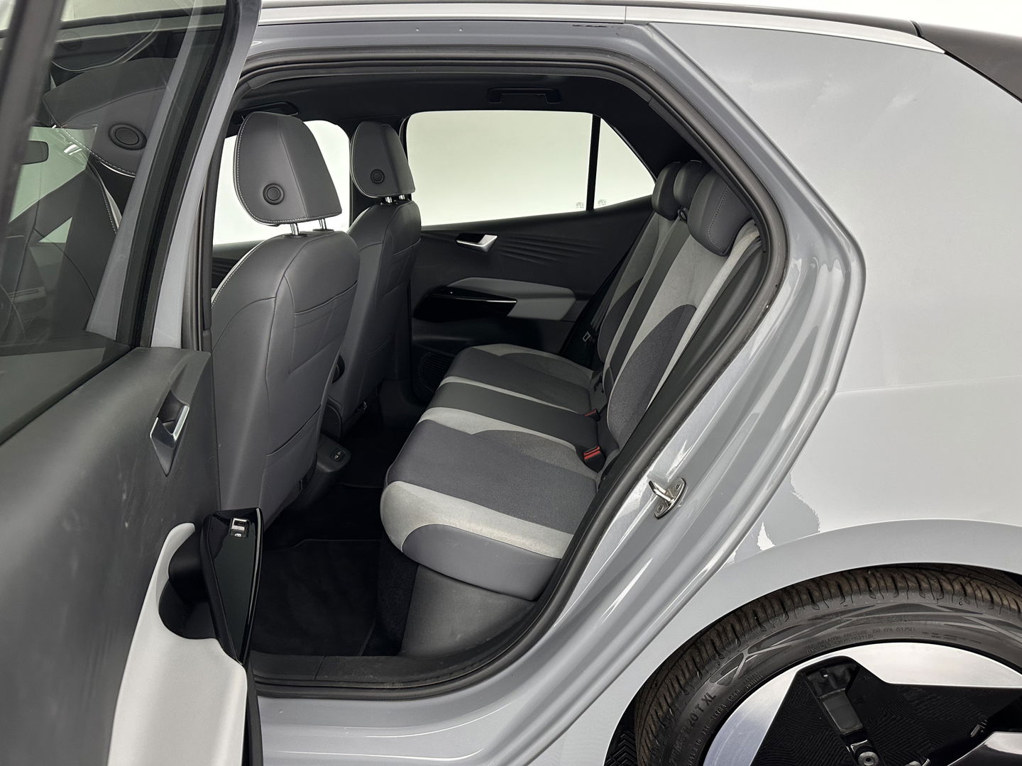 Volkswagen ID.3 First Max 58 kWh [ 3-Fase-11kW ] {SOH-92%} (INCL-BTW) *PANO | HEAD-UP | ADAPTIVE-CRUISE | FULL-LED | BLINDSPOT | CAMERA | KEYLESS | MICROFIBRE | AMBIENTLIGHT | NAVI-FULLMAP | DAB+ | ECC | HEATED-SPORTSEATS | DIGI-COCKPIT | 20"ALU*