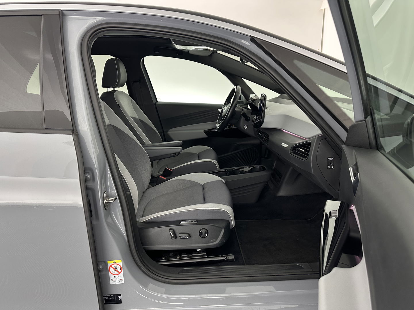 Volkswagen ID.3 First Max 58 kWh [ 3-Fase-11kW ] {SOH-92%} (INCL-BTW) *PANO | HEAD-UP | ADAPTIVE-CRUISE | FULL-LED | BLINDSPOT | CAMERA | KEYLESS | MICROFIBRE | AMBIENTLIGHT | NAVI-FULLMAP | DAB+ | ECC | HEATED-SPORTSEATS | DIGI-COCKPIT | 20"ALU*