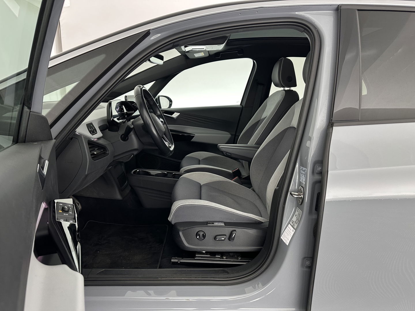 Volkswagen ID.3 First Max 58 kWh [ 3-Fase-11kW ] {SOH-92%} (INCL-BTW) *PANO | HEAD-UP | ADAPTIVE-CRUISE | FULL-LED | BLINDSPOT | CAMERA | KEYLESS | MICROFIBRE | AMBIENTLIGHT | NAVI-FULLMAP | DAB+ | ECC | HEATED-SPORTSEATS | DIGI-COCKPIT | 20"ALU*