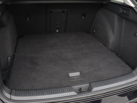 Volkswagen Golf 1.5 eTSI Style | Stoelverwarming | Trekhaak | Camera | Stuurverwarming | Memory | Sfeerverlichting | Carplay | Navigatie | Adaptive cruise | Parkeerhulp | Climate control