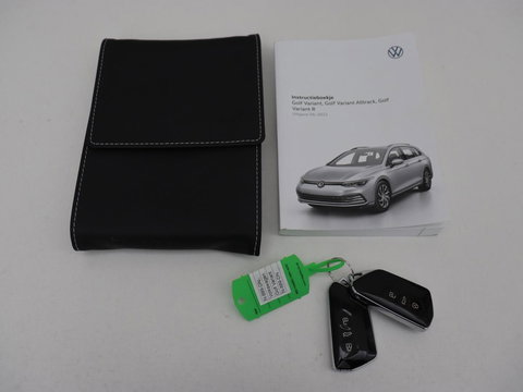 Volkswagen Golf 1.5 eTSI Style | Stoelverwarming | Trekhaak | Camera | Stuurverwarming | Memory | Sfeerverlichting | Carplay | Navigatie | Adaptive cruise | Parkeerhulp | Climate control