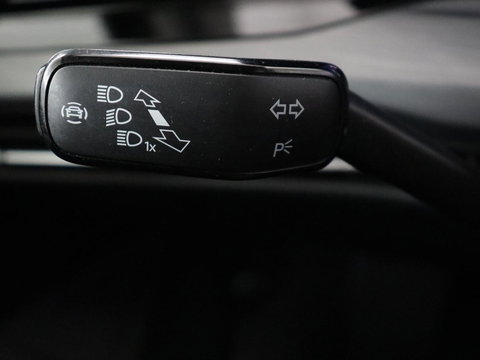 Volkswagen Golf 1.5 eTSI Style | Stoelverwarming | Trekhaak | Camera | Stuurverwarming | Memory | Sfeerverlichting | Carplay | Navigatie | Adaptive cruise | Parkeerhulp | Climate control