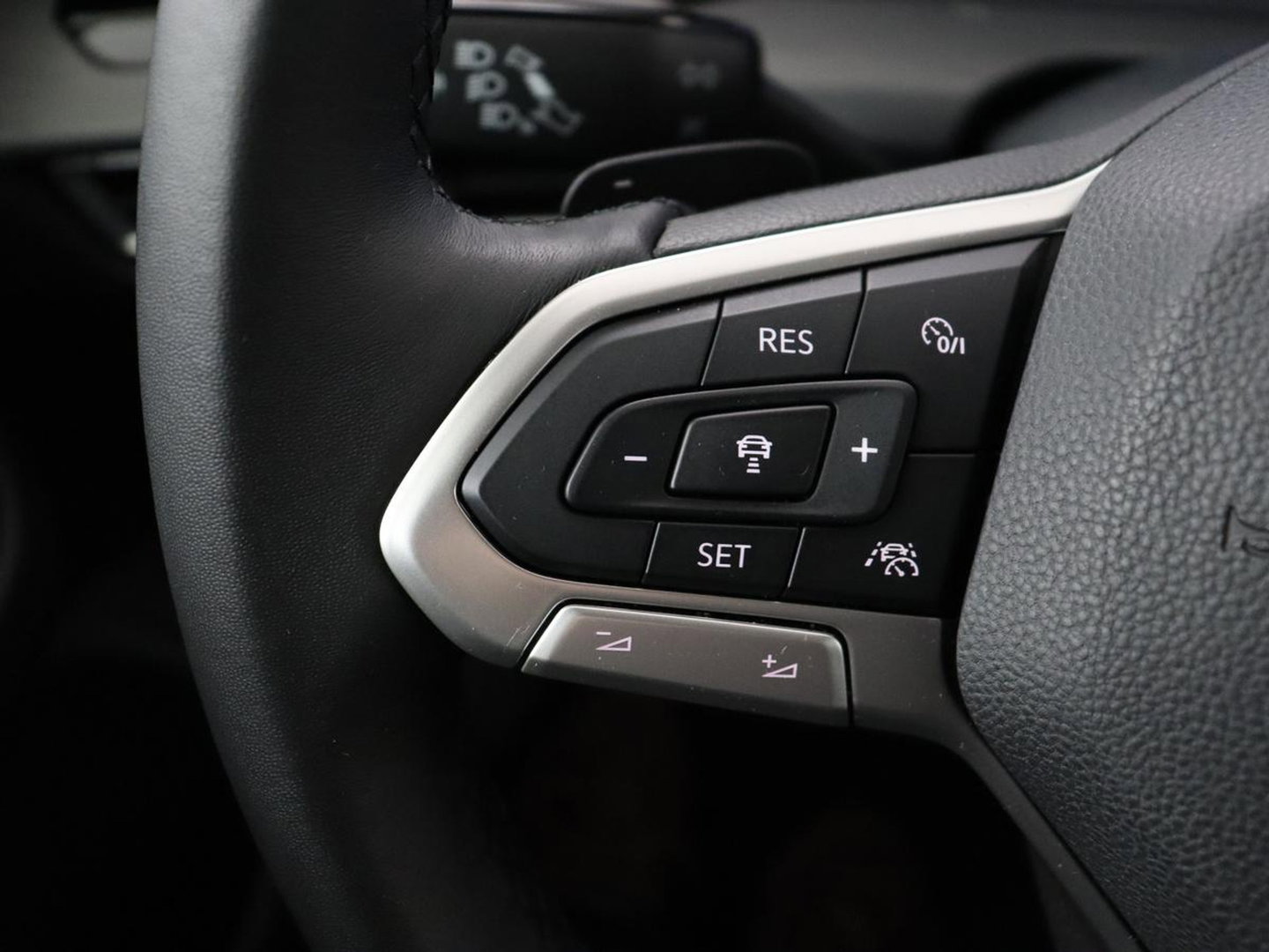 Volkswagen Golf 1.5 eTSI Style | Stoelverwarming | Trekhaak | Camera | Stuurverwarming | Memory | Sfeerverlichting | Carplay | Navigatie | Adaptive cruise | Parkeerhulp | Climate control