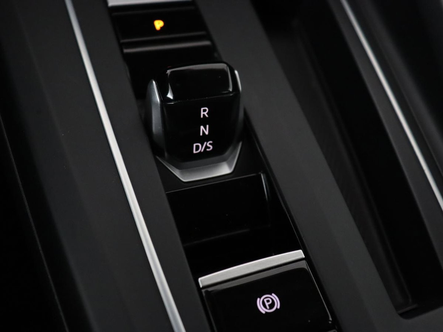 Volkswagen Golf 1.5 eTSI Style | Stoelverwarming | Trekhaak | Camera | Stuurverwarming | Memory | Sfeerverlichting | Carplay | Navigatie | Adaptive cruise | Parkeerhulp | Climate control