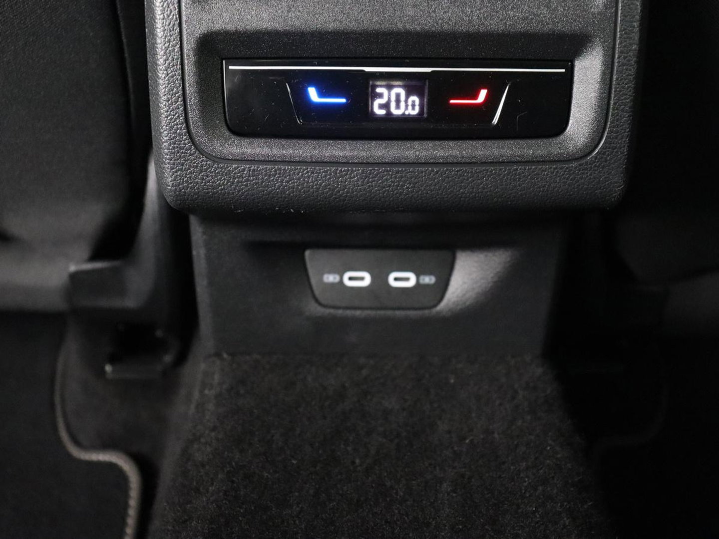 Volkswagen Golf 1.5 eTSI Style | Stoelverwarming | Trekhaak | Camera | Stuurverwarming | Memory | Sfeerverlichting | Carplay | Navigatie | Adaptive cruise | Parkeerhulp | Climate control