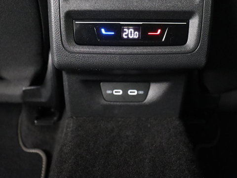 Volkswagen Golf 1.5 eTSI Style | Stoelverwarming | Trekhaak | Camera | Stuurverwarming | Memory | Sfeerverlichting | Carplay | Navigatie | Adaptive cruise | Parkeerhulp | Climate control