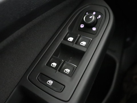 Volkswagen Golf 1.5 eTSI Style | Stoelverwarming | Trekhaak | Camera | Stuurverwarming | Memory | Sfeerverlichting | Carplay | Navigatie | Adaptive cruise | Parkeerhulp | Climate control