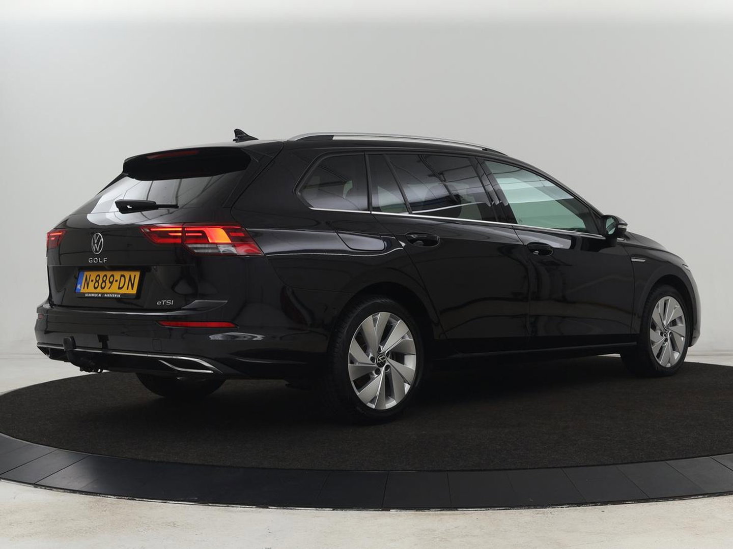 Volkswagen Golf 1.5 eTSI Style | Stoelverwarming | Trekhaak | Camera | Stuurverwarming | Memory | Sfeerverlichting | Carplay | Navigatie | Adaptive cruise | Parkeerhulp | Climate control