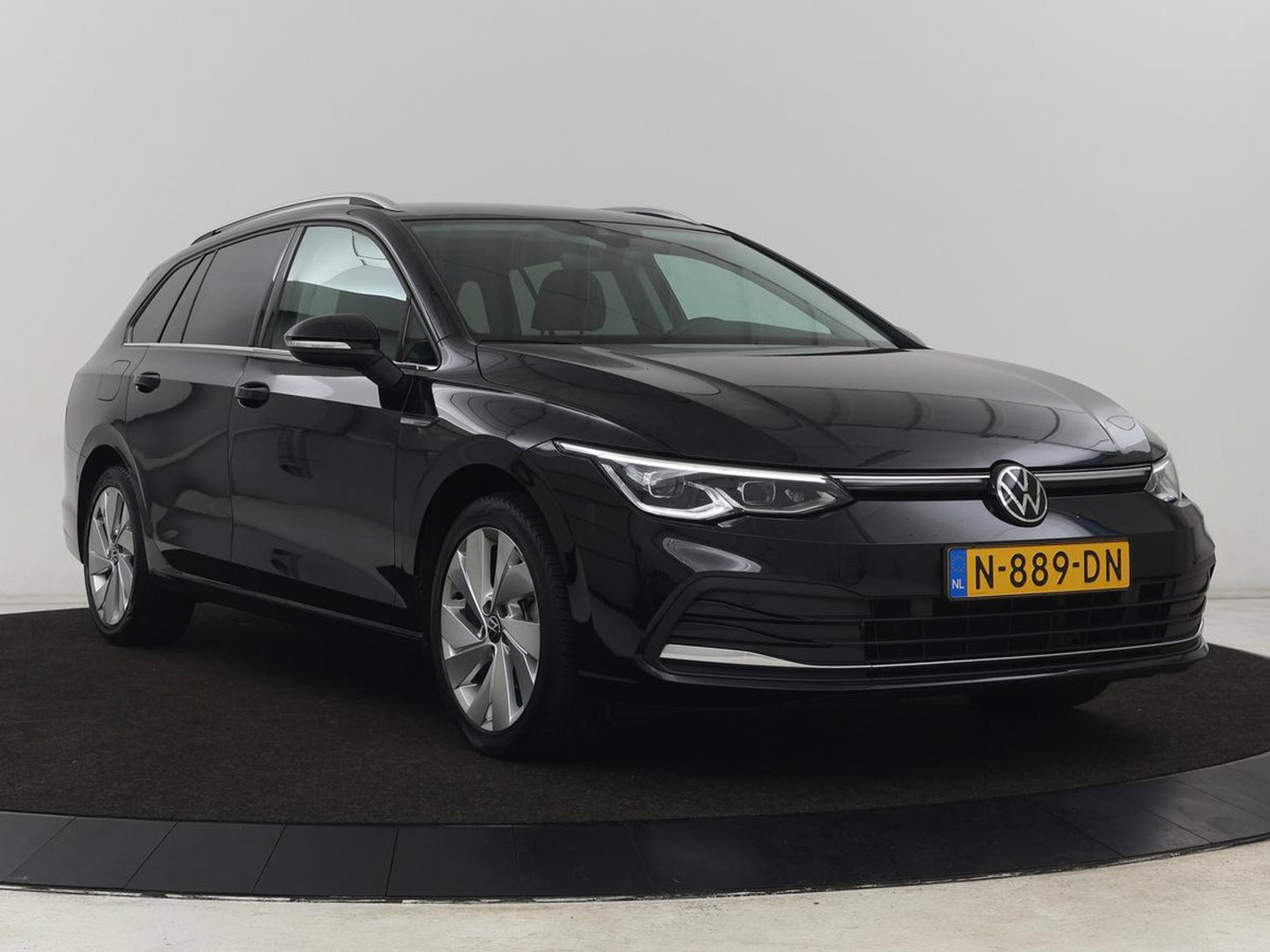 Volkswagen Golf 1.5 eTSI Style | Stoelverwarming | Trekhaak | Camera | Stuurverwarming | Memory | Sfeerverlichting | Carplay | Navigatie | Adaptive cruise | Parkeerhulp | Climate control