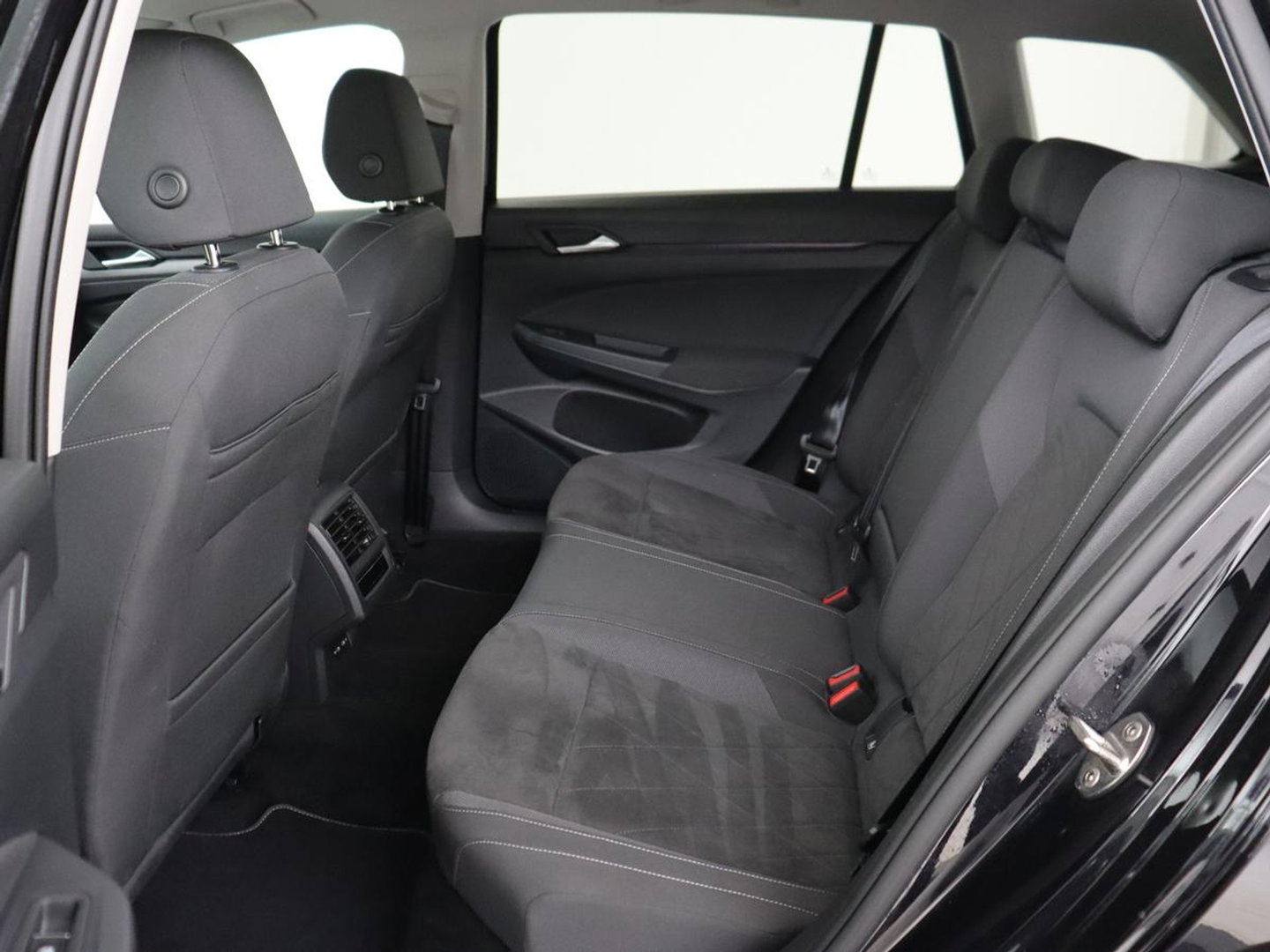 Volkswagen Golf 1.5 eTSI Style | Stoelverwarming | Trekhaak | Camera | Stuurverwarming | Memory | Sfeerverlichting | Carplay | Navigatie | Adaptive cruise | Parkeerhulp | Climate control