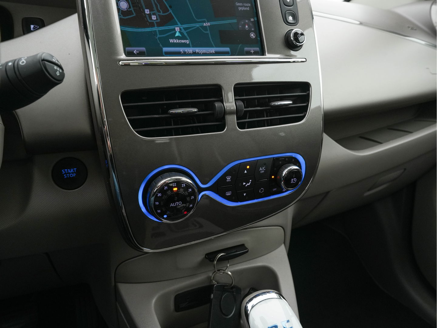 Renault ZOE R110 Bose 41 kWh (inclusive-Battery) (3-Fase-22kW){SOH-85%} Aut.*LEATHER | BOSE-AUDIO | KEYLESS | CRUISE |  NAVI-FULLMAP | CAMERA | DIGI-COCKPIT | HEATED-COMFORTSEATS | ECC | PDC | FULL-LED | PRIVACYGLASS | 17"ALU*