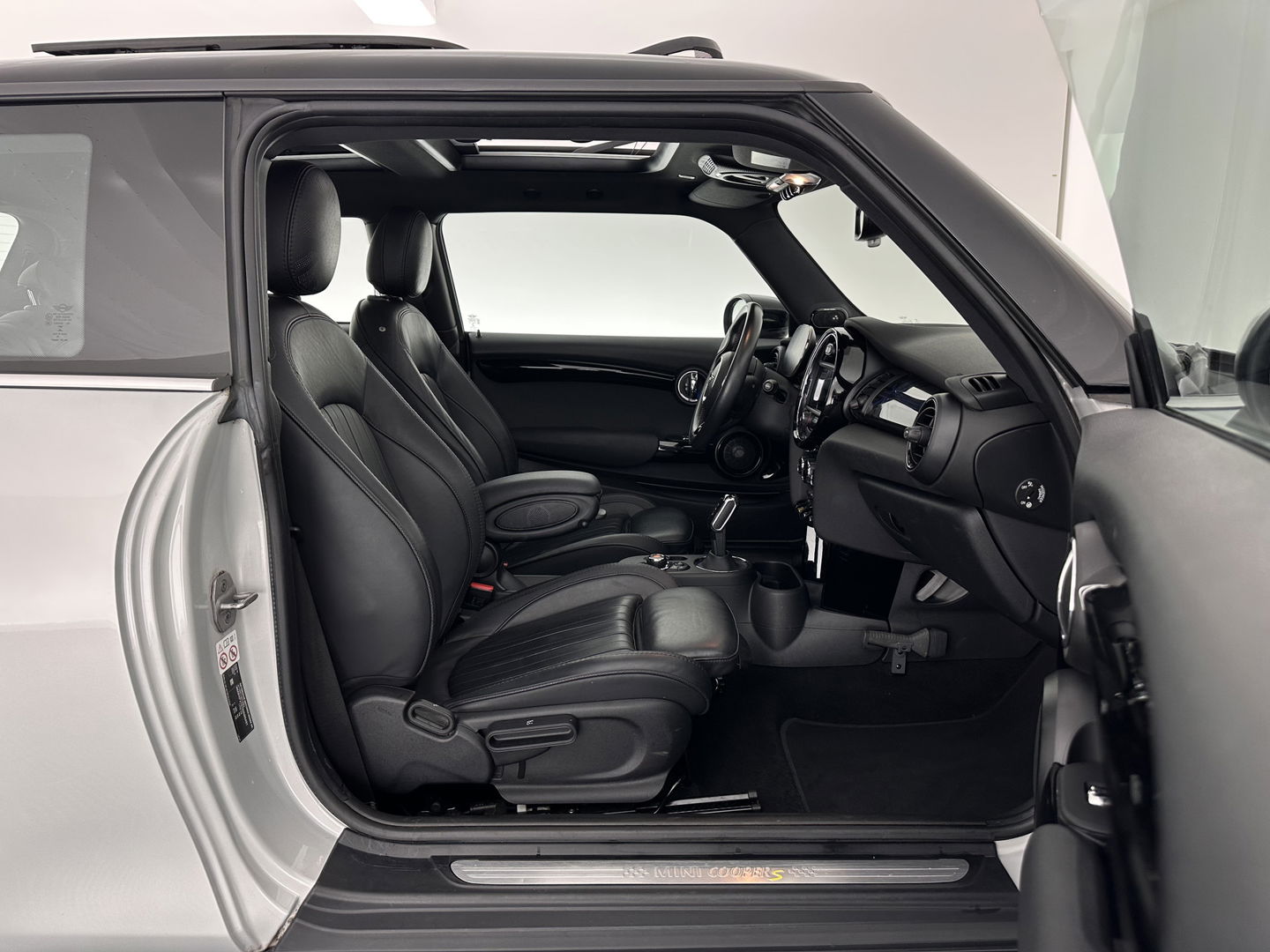 MINI Mini Electric Yours 33 kWh [ 3-Fase-11kW ] {SOH-100%} (INCL-BTW) Aut.* HEATPUMP | PANO | LEATHER | DIGI-COCKPIT | HEAD-UP | FULL-LED | NAVI-FULLMAP | HEATED-SPORTSEATS | DAB | CRUISE | HARMAN/KARDON | CAMERA | KEYLESS | AMBIENTLIGHT | 17"ALU*