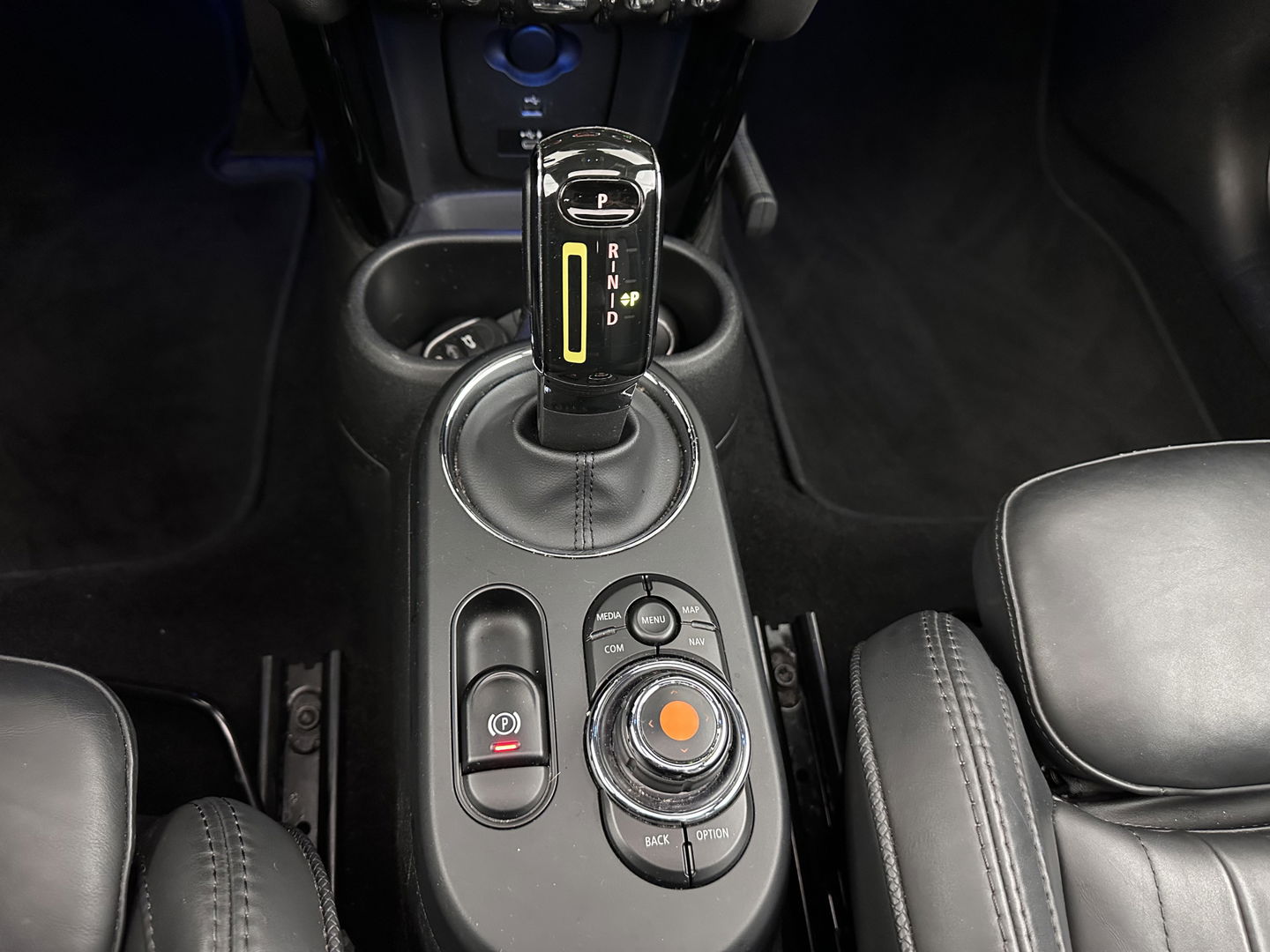 MINI Mini Electric Yours 33 kWh [ 3-Fase-11kW ] {SOH-100%} (INCL-BTW) Aut.* HEATPUMP | PANO | LEATHER | DIGI-COCKPIT | HEAD-UP | FULL-LED | NAVI-FULLMAP | HEATED-SPORTSEATS | DAB | CRUISE | HARMAN/KARDON | CAMERA | KEYLESS | AMBIENTLIGHT | 17"ALU*