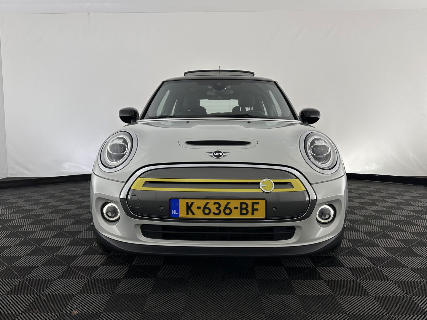 MINI Mini Electric Yours 33 kWh [ 3-Fase-11kW ] {SOH-100%} (INCL-BTW) Aut.* HEATPUMP | PANO | LEATHER | DIGI-COCKPIT | HEAD-UP | FULL-LED | NAVI-FULLMAP | HEATED-SPORTSEATS | DAB | CRUISE | HARMAN/KARDON | CAMERA | KEYLESS | AMBIENTLIGHT | 17"ALU*