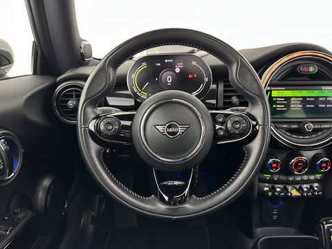 MINI Mini Electric Yours 33 kWh [ 3-Fase-11kW ] {SOH-100%} (INCL-BTW) Aut.* HEATPUMP | PANO | LEATHER | DIGI-COCKPIT | HEAD-UP | FULL-LED | NAVI-FULLMAP | HEATED-SPORTSEATS | DAB | CRUISE | HARMAN/KARDON | CAMERA | KEYLESS | AMBIENTLIGHT | 17"ALU*