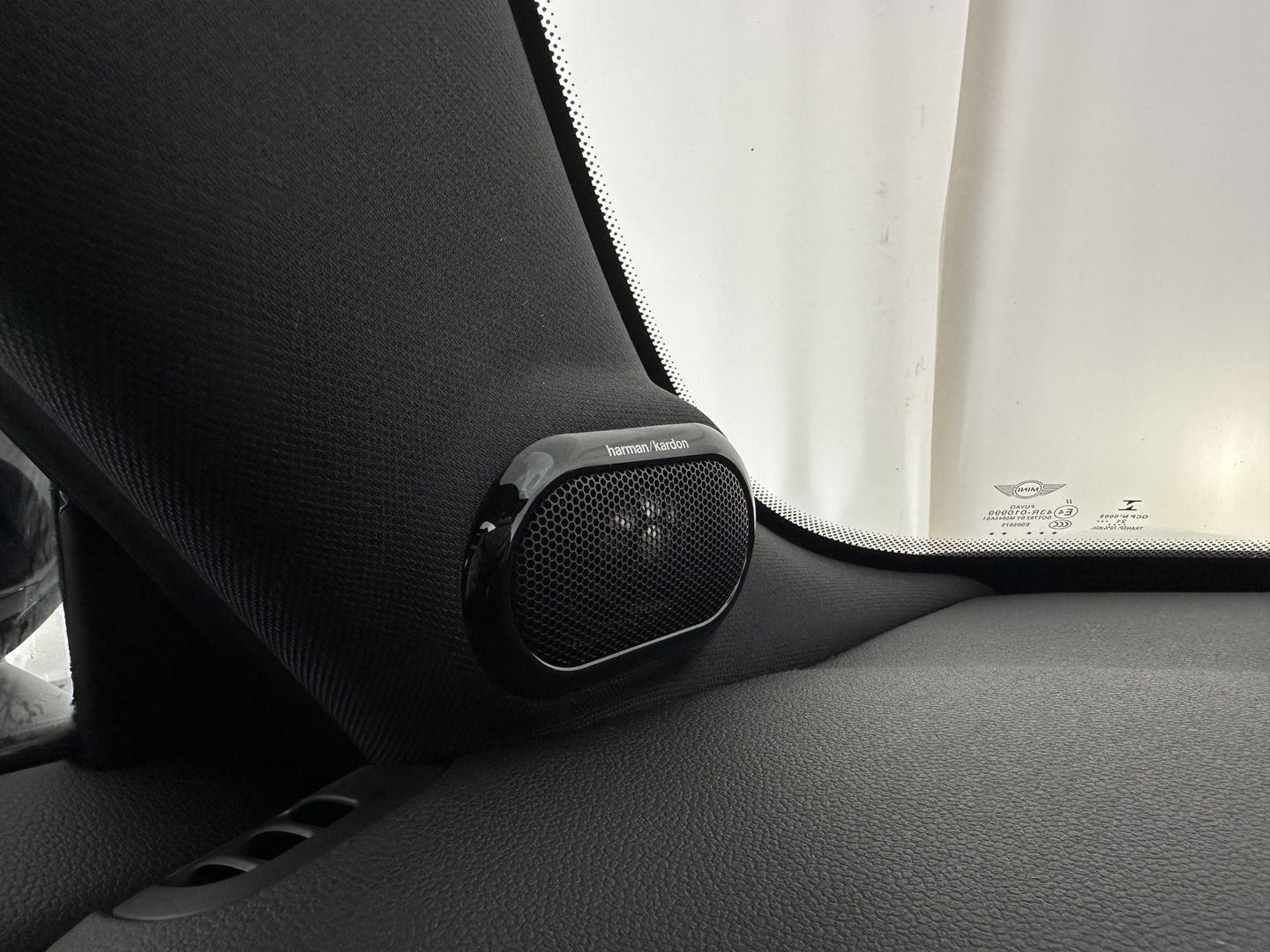 MINI Mini Electric Yours 33 kWh [ 3-Fase-11kW ] {SOH-100%} (INCL-BTW) Aut.* HEATPUMP | PANO | LEATHER | DIGI-COCKPIT | HEAD-UP | FULL-LED | NAVI-FULLMAP | HEATED-SPORTSEATS | DAB | CRUISE | HARMAN/KARDON | CAMERA | KEYLESS | AMBIENTLIGHT | 17"ALU*