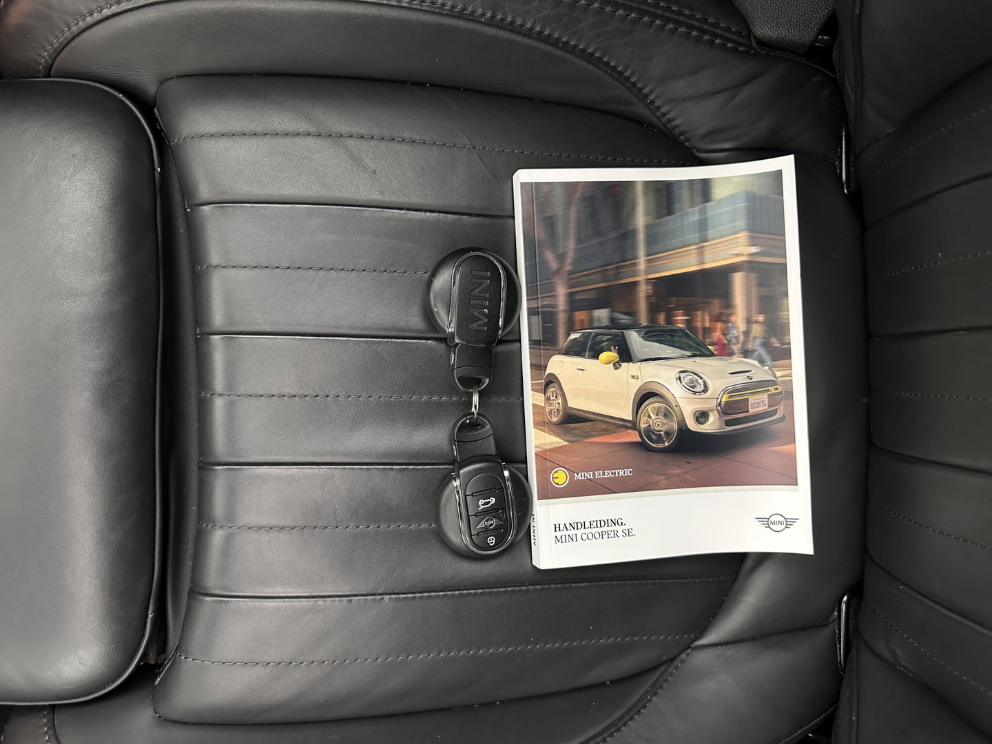 MINI Mini Electric Yours 33 kWh [ 3-Fase-11kW ] {SOH-100%} (INCL-BTW) Aut.* HEATPUMP | PANO | LEATHER | DIGI-COCKPIT | HEAD-UP | FULL-LED | NAVI-FULLMAP | HEATED-SPORTSEATS | DAB | CRUISE | HARMAN/KARDON | CAMERA | KEYLESS | AMBIENTLIGHT | 17"ALU*