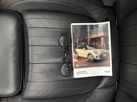 MINI Mini Electric Yours 33 kWh [ 3-Fase-11kW ] {SOH-100%} (INCL-BTW) Aut.* HEATPUMP | PANO | LEATHER | DIGI-COCKPIT | HEAD-UP | FULL-LED | NAVI-FULLMAP | HEATED-SPORTSEATS | DAB | CRUISE | HARMAN/KARDON | CAMERA | KEYLESS | AMBIENTLIGHT | 17"ALU*