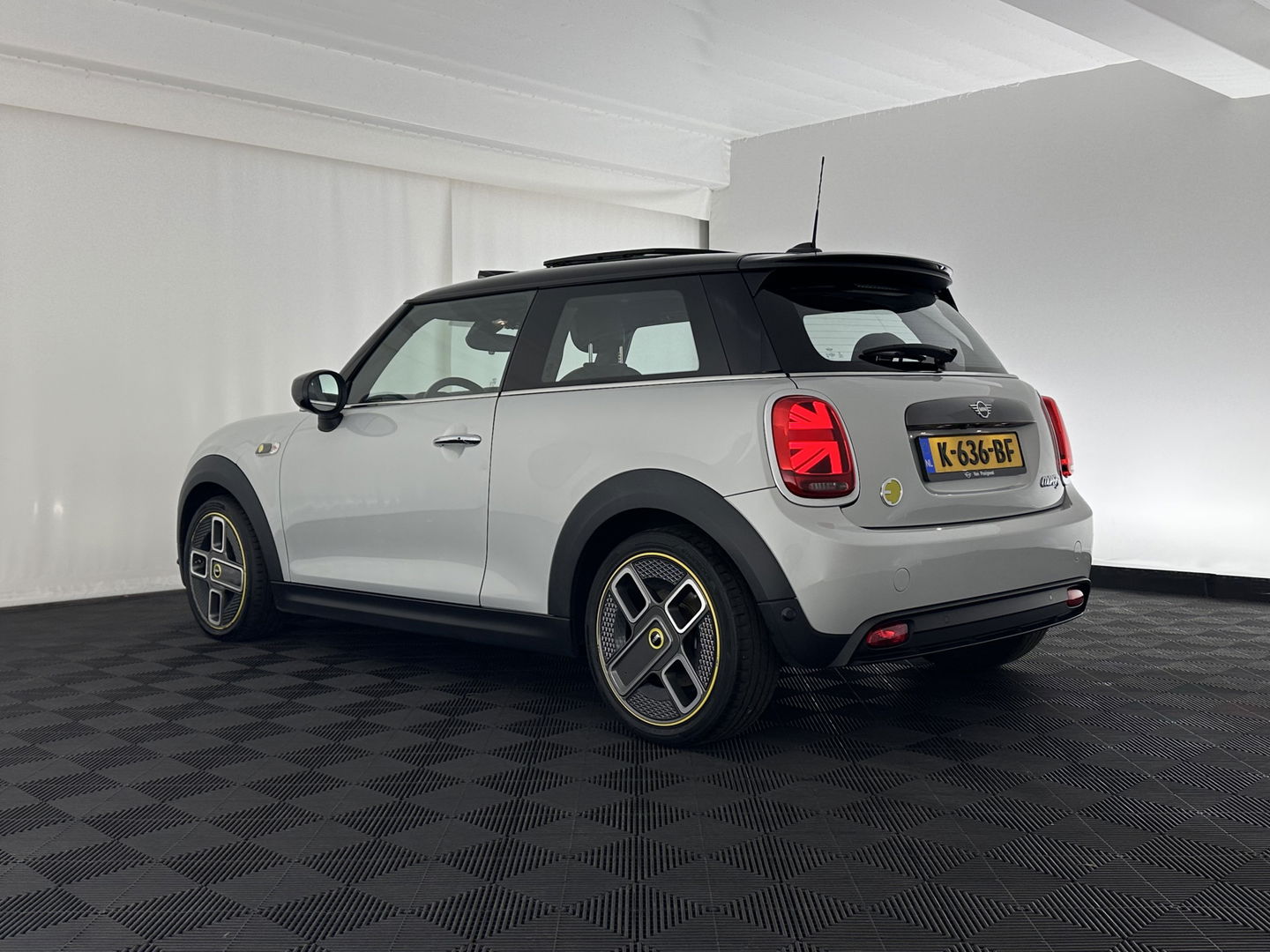 MINI Mini Electric Yours 33 kWh [ 3-Fase-11kW ] {SOH-100%} (INCL-BTW) Aut.* HEATPUMP | PANO | LEATHER | DIGI-COCKPIT | HEAD-UP | FULL-LED | NAVI-FULLMAP | HEATED-SPORTSEATS | DAB | CRUISE | HARMAN/KARDON | CAMERA | KEYLESS | AMBIENTLIGHT | 17"ALU*