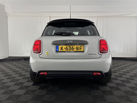MINI Mini Electric Yours 33 kWh [ 3-Fase-11kW ] {SOH-100%} (INCL-BTW) Aut.* HEATPUMP | PANO | LEATHER | DIGI-COCKPIT | HEAD-UP | FULL-LED | NAVI-FULLMAP | HEATED-SPORTSEATS | DAB | CRUISE | HARMAN/KARDON | CAMERA | KEYLESS | AMBIENTLIGHT | 17"ALU*