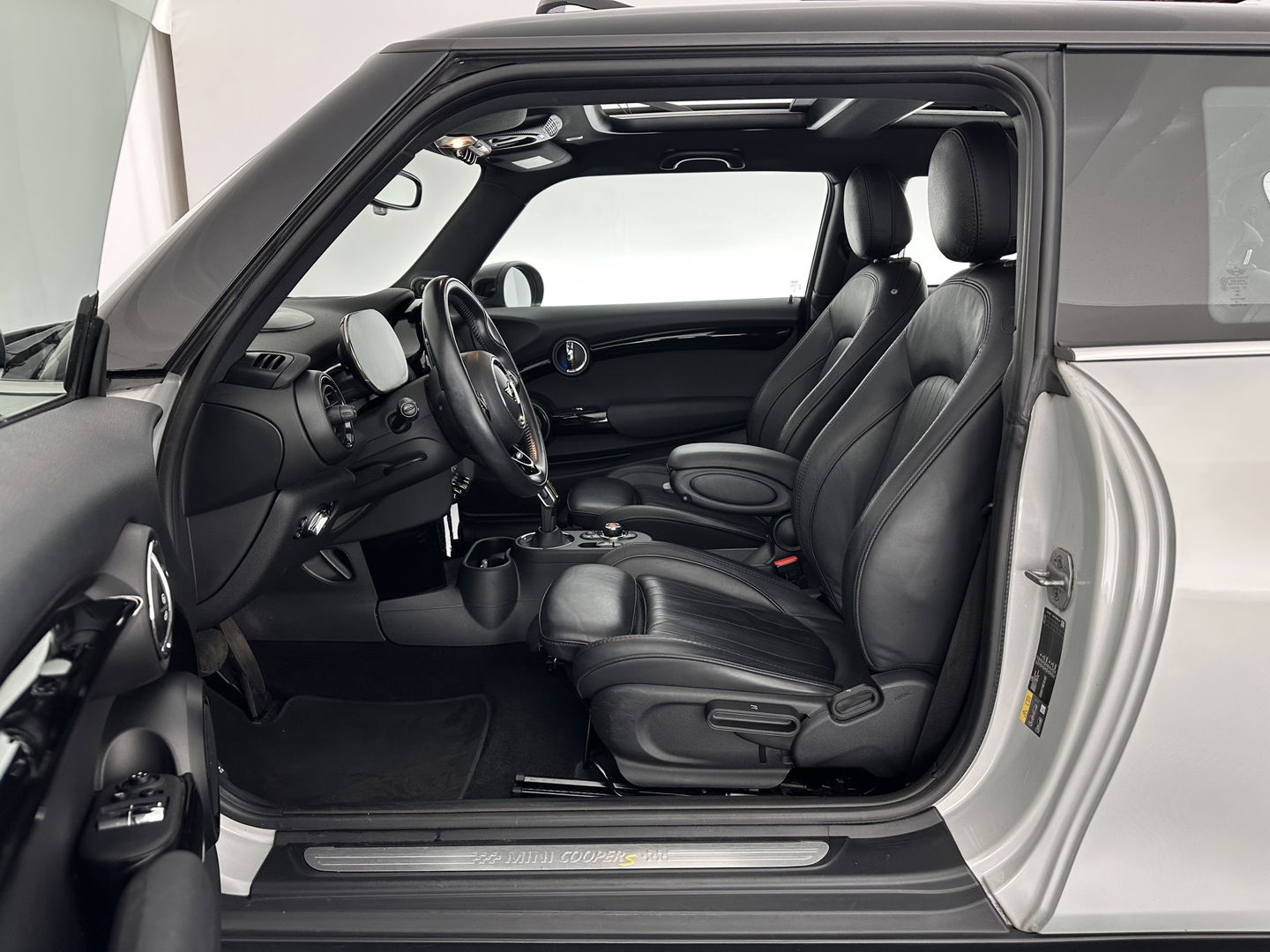 MINI Mini Electric Yours 33 kWh [ 3-Fase-11kW ] {SOH-100%} (INCL-BTW) Aut.* HEATPUMP | PANO | LEATHER | DIGI-COCKPIT | HEAD-UP | FULL-LED | NAVI-FULLMAP | HEATED-SPORTSEATS | DAB | CRUISE | HARMAN/KARDON | CAMERA | KEYLESS | AMBIENTLIGHT | 17"ALU*