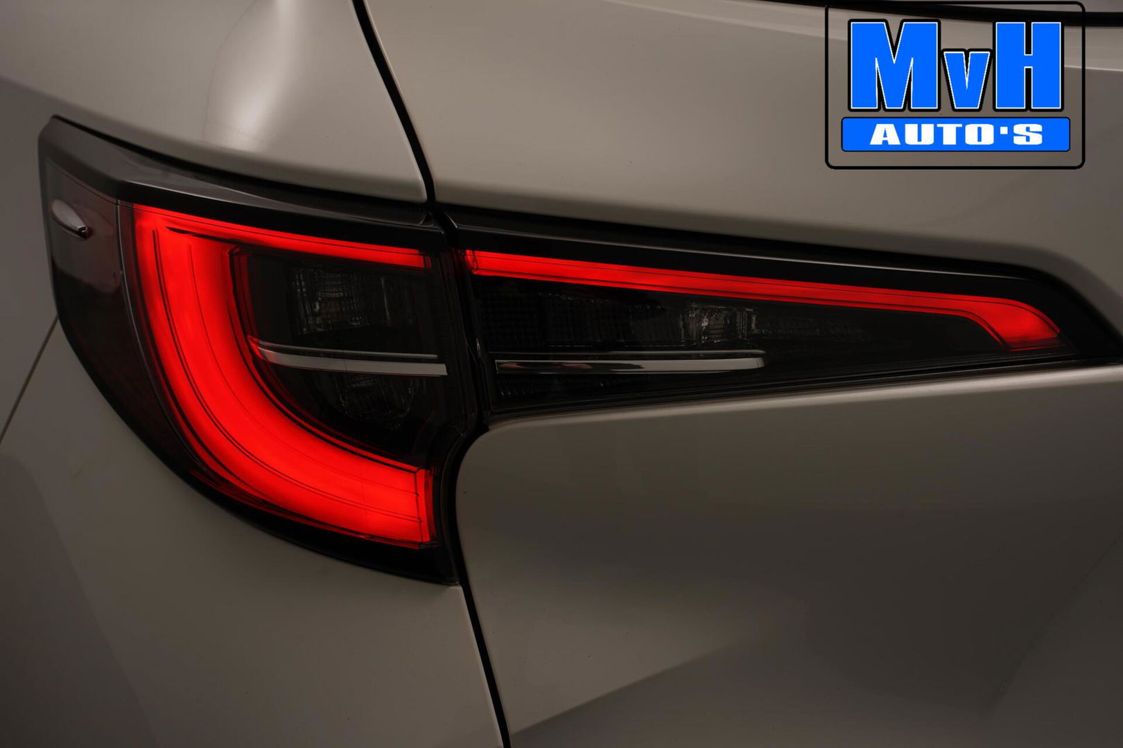 Toyota Corolla Touring Sports 1.8 Hybrid Trek|TREKHAAK|LUXE!