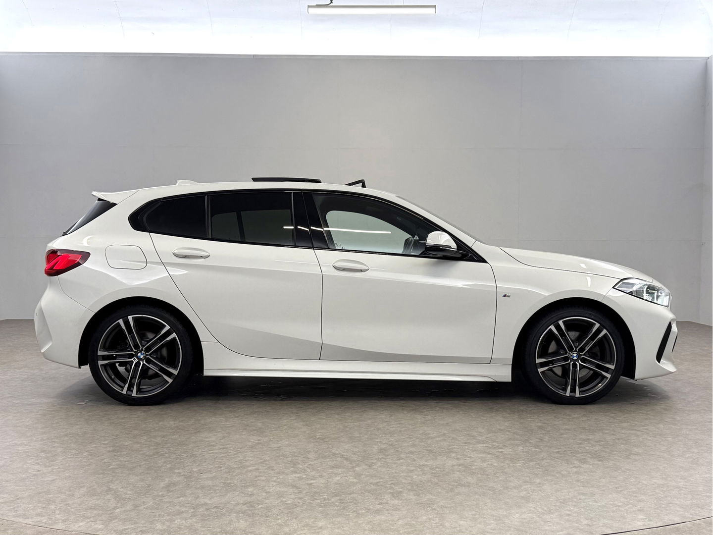 BMW 1-serie 118i Executive Edition M-Sport | Pano | Virtual | H/K | Sfeerverl. | Alcantara | Carplay | Cruise | Parkeersens.