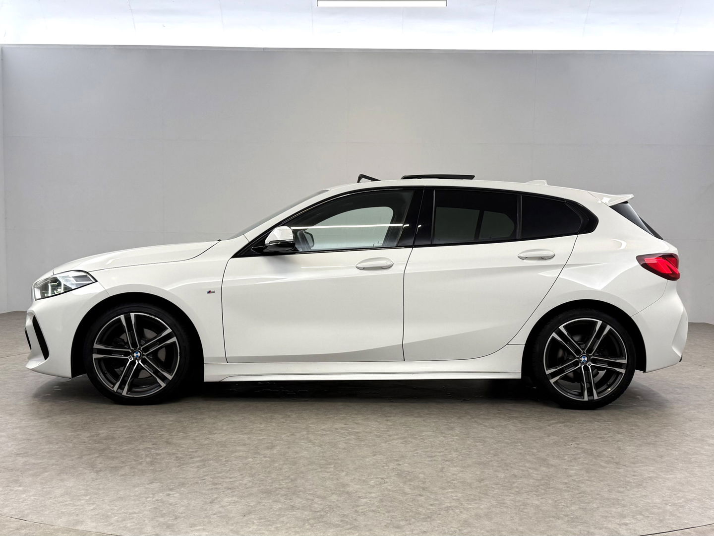 BMW 1-serie 118i Executive Edition M-Sport | Pano | Virtual | H/K | Sfeerverl. | Alcantara | Carplay | Cruise | Parkeersens.