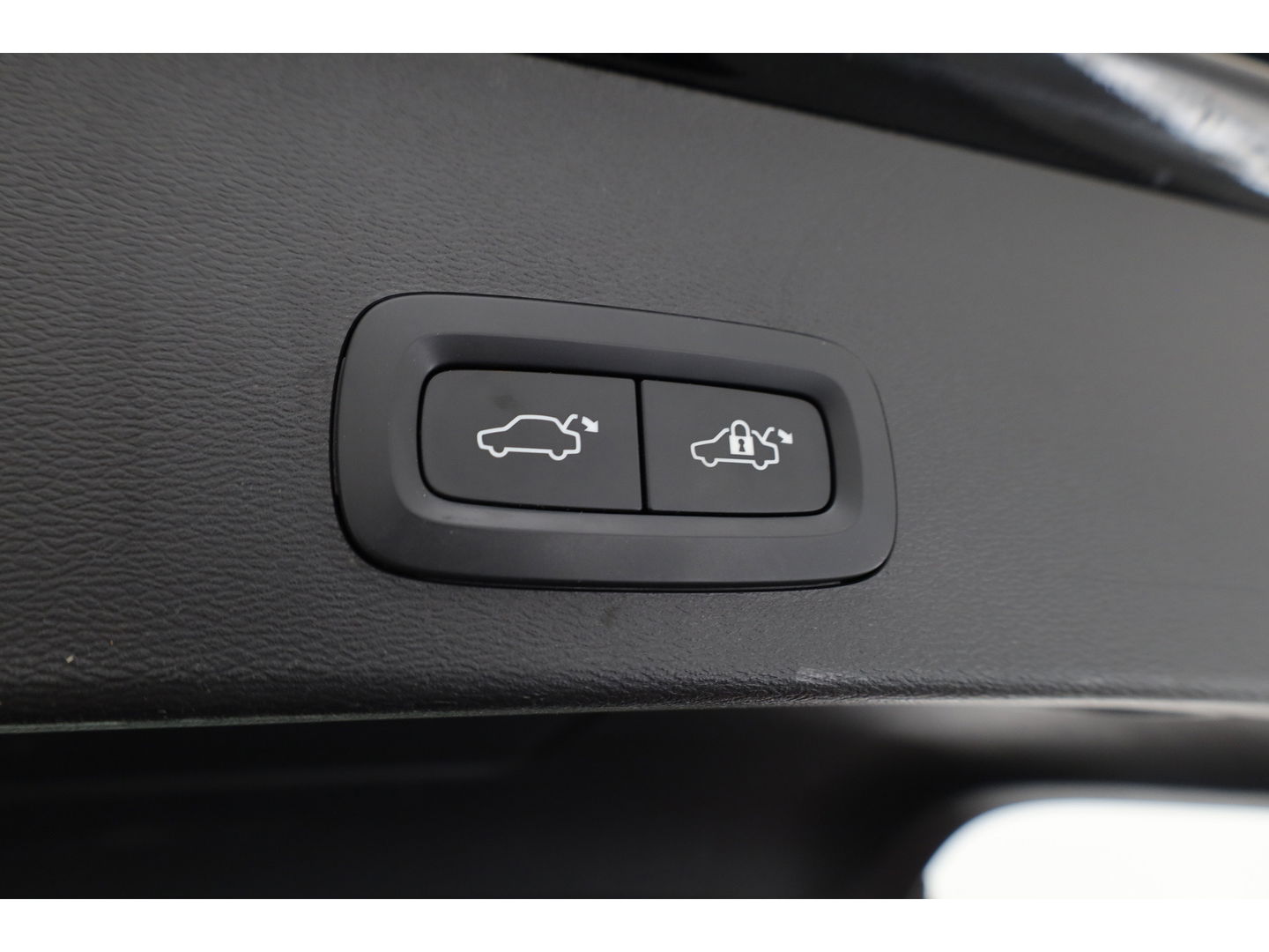 Volvo XC40 1.5 T4 Plug-in hybrid Plus Bright | Facelift | Elek. stoelen | Stoel & stuurverw. | CarPlay | H&K |