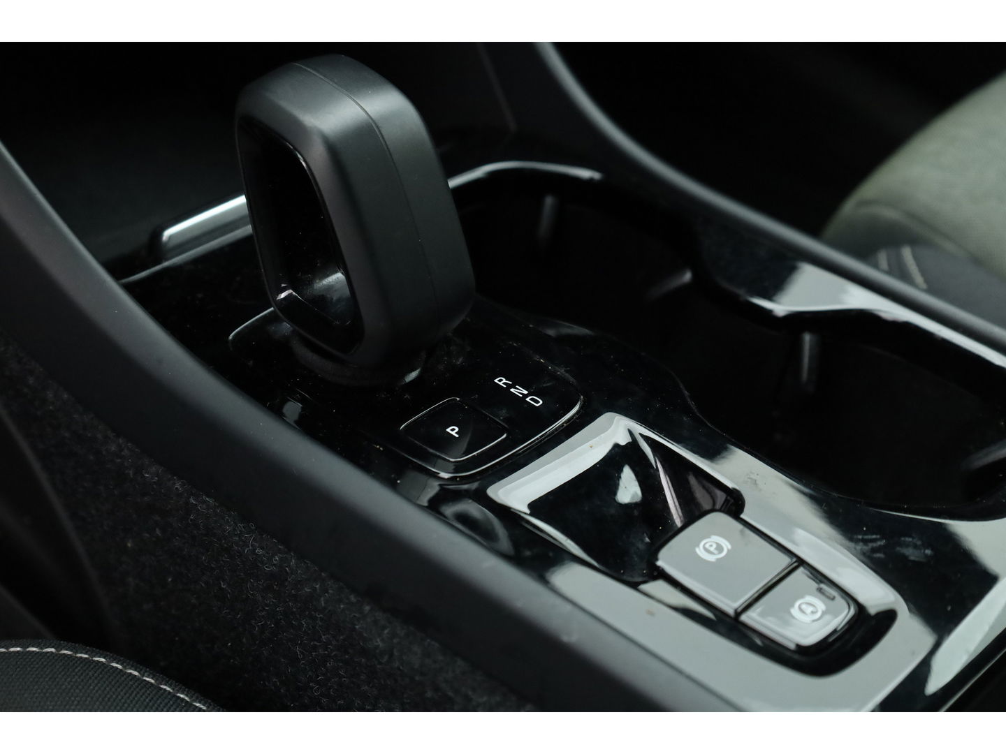 Volvo XC40 1.5 T4 Plug-in hybrid Plus Bright | Facelift | Elek. stoelen | Stoel & stuurverw. | CarPlay | H&K |